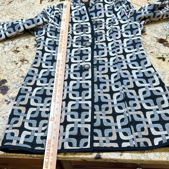 TRIMDIN Reversible Jacket Geometric Pattern - Picture 9 of 10